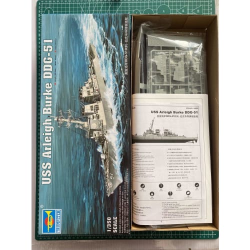 

Trumpeter 1/350 U.S.S. DDG-51 Arleigh Berg Plastic Model