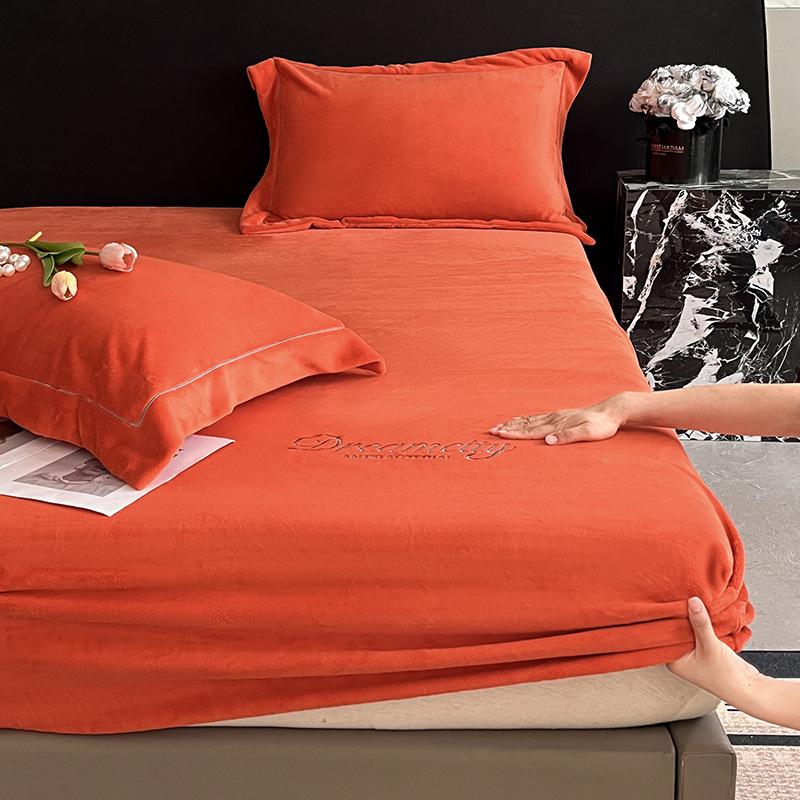 

Solid Color Non-Slip Velvet Fitted Sheet for Autumn/Winter Pair of pillowcases