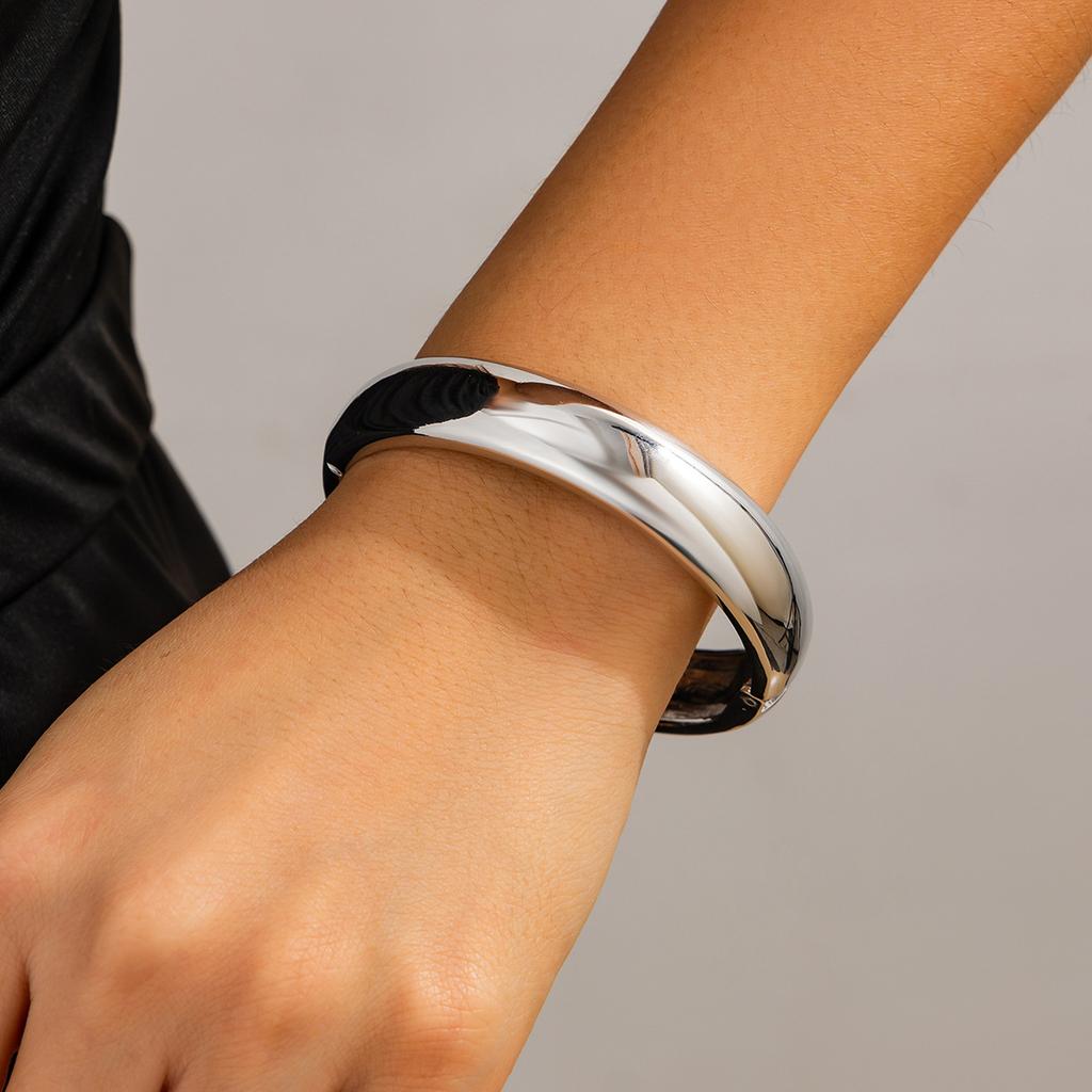 Överdriven Metall Slät Fjäderarmband Armband Designkänsla Oregelbunden Våg Bredd Armband