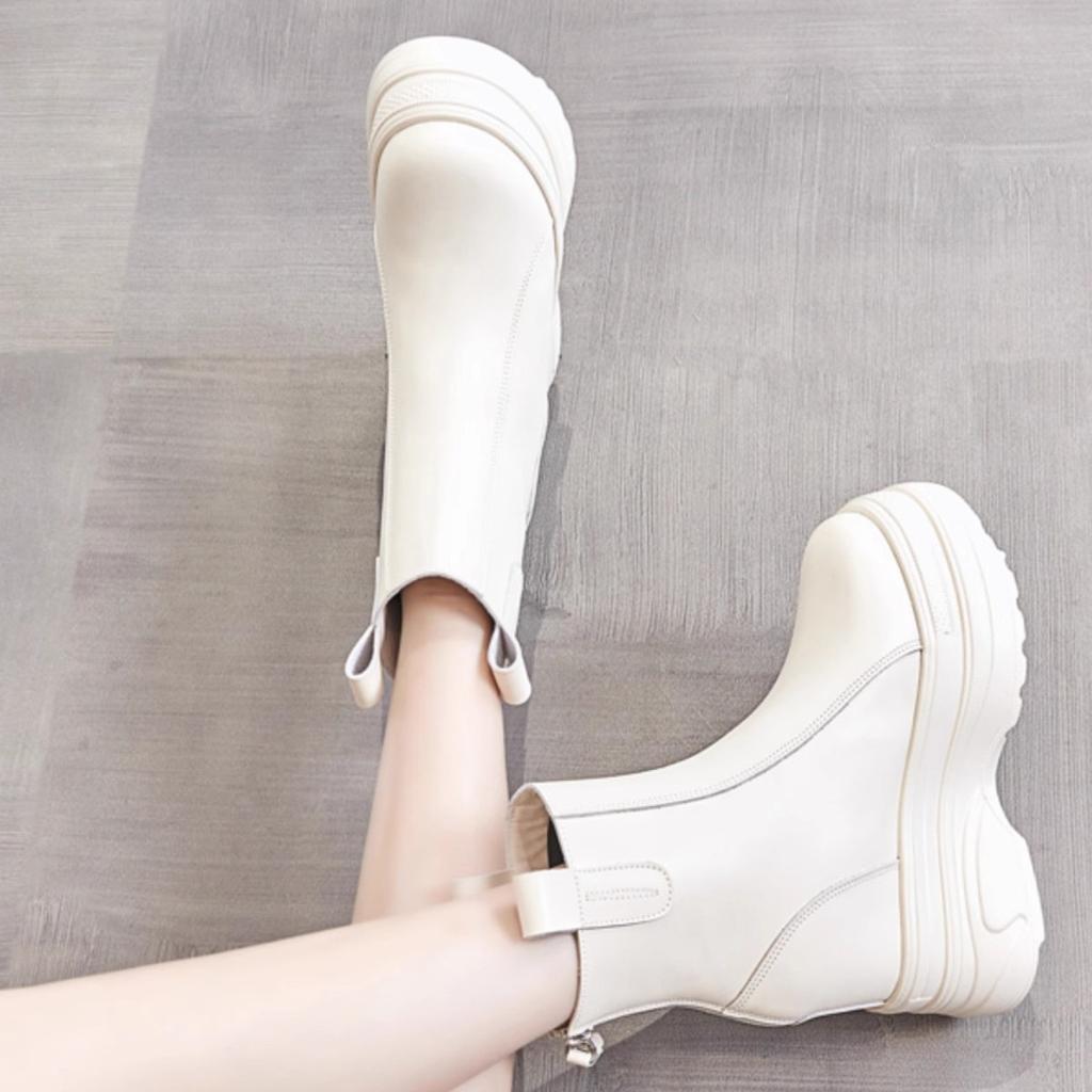 2024 neue kleine mittelhohe Stiefel mit einer Höhenzunahme innerhalb von 12 cm Martin-Stiefel Damenschuhe Herbst und Winter Samt Dicksohlige Bequeme Kurze Stiefel