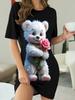 Orso dei Cartoni Animati da Donna. un Orsetto Carino che Tiene Fiori in un Comodo Vestito T-shirt Girocollo a Maniche Corte. Adatto a Tutte le Stagioni. Fatto di Pigiama.