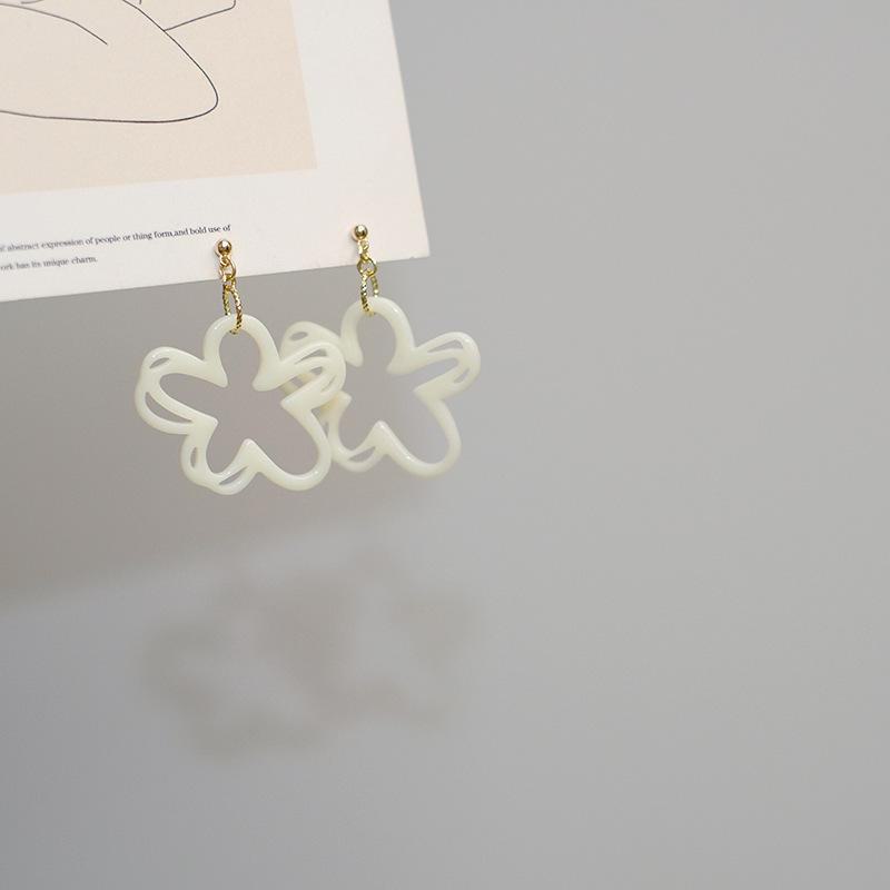 

Серьги-клипсы «Белая фея-цветок» — ретро-стиль во французском стиле, прокол не требуется hollow flower screw ear clip белый