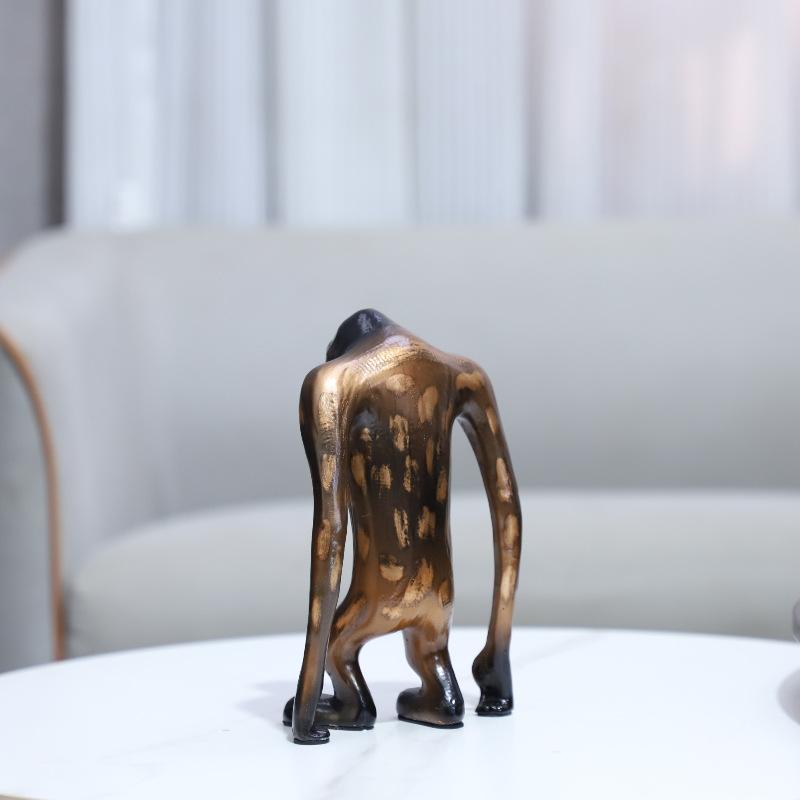 European Abstract Resin Long-armed Gorilla Animal Sculpture Ornament for Living Room Bedroom Fun Animal Gorilla Craft Home Decor
