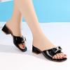2025 medium heel rhinestone non-slip slippers for women's summer wear new fashionable and versatile student thick heel one-word drag beach
