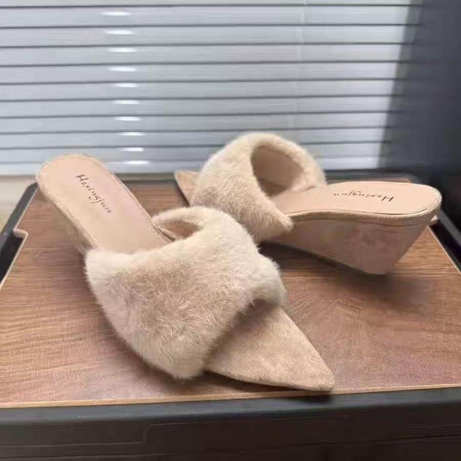 2025 neue Damenschuhe Mode Temperament Europäischer und Amerikanischer Stil spitze Slipper Damen Ein-Wort-Slipper Keilabsatz High Heels flauschige Sli
