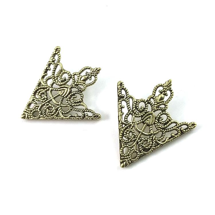 

European Retro Triangle Collar Pin with Crown Brooch Design бронзовий