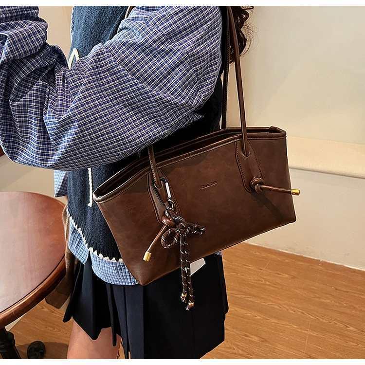 

2025 High-End Retro Women s Large Capacity Autumn Commuter Tote Bag Bag only темно-коричневого