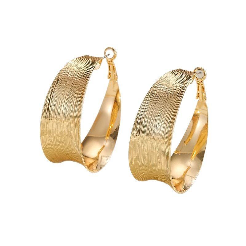 Niche exaggerated design, simple and cold wind earrings, temperament, golden high-end double-ring earrings.