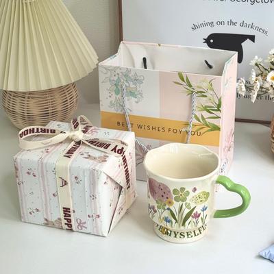 Gib deinem besten Freund ein Geburtstagsgeschenk, eine niedliche und hochwertige unterglasurfarbene Keramiktasse mit Blumenmuster, eine exquisite Wassertasse und ein Geschenk.