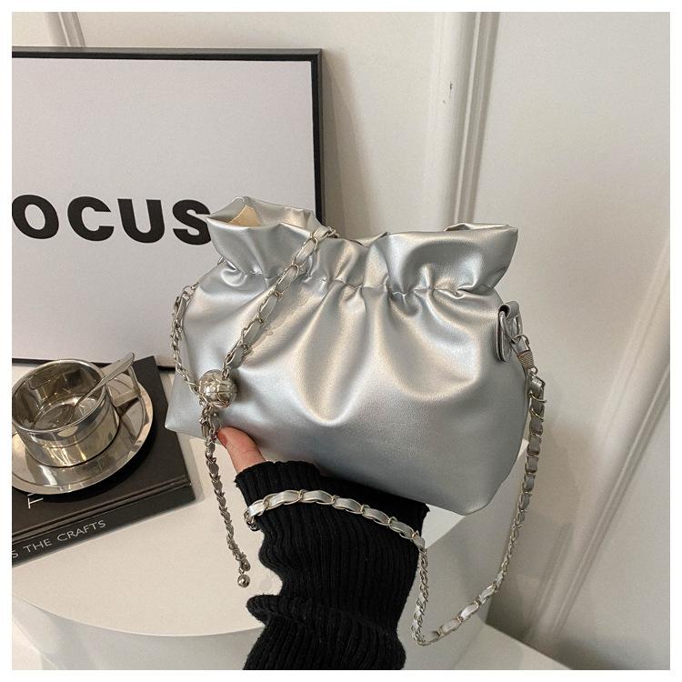 Fashion chain pleated bucket bag niche texture bag women's trend mobile phone shoulder messenger bag commute exquisite