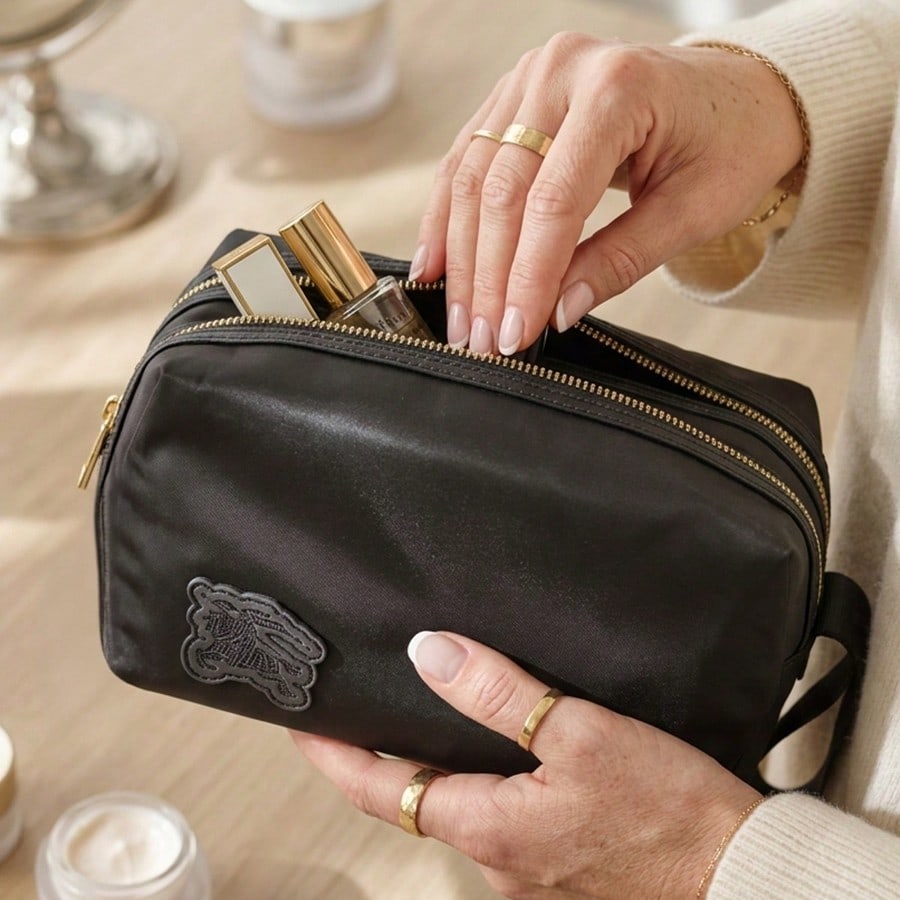 Burberry Zwarte Satin Dubbele Rits Make-uptas Grote Capaciteit Reis Cosmetische Waszak met Handvat voor Vrouwen
