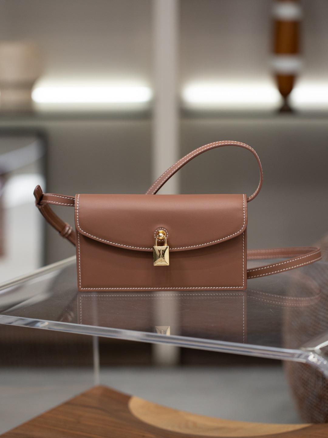 

A small square canvas women s bag with a unique lock and a light luxury style made of cowhide 18cm коричневый