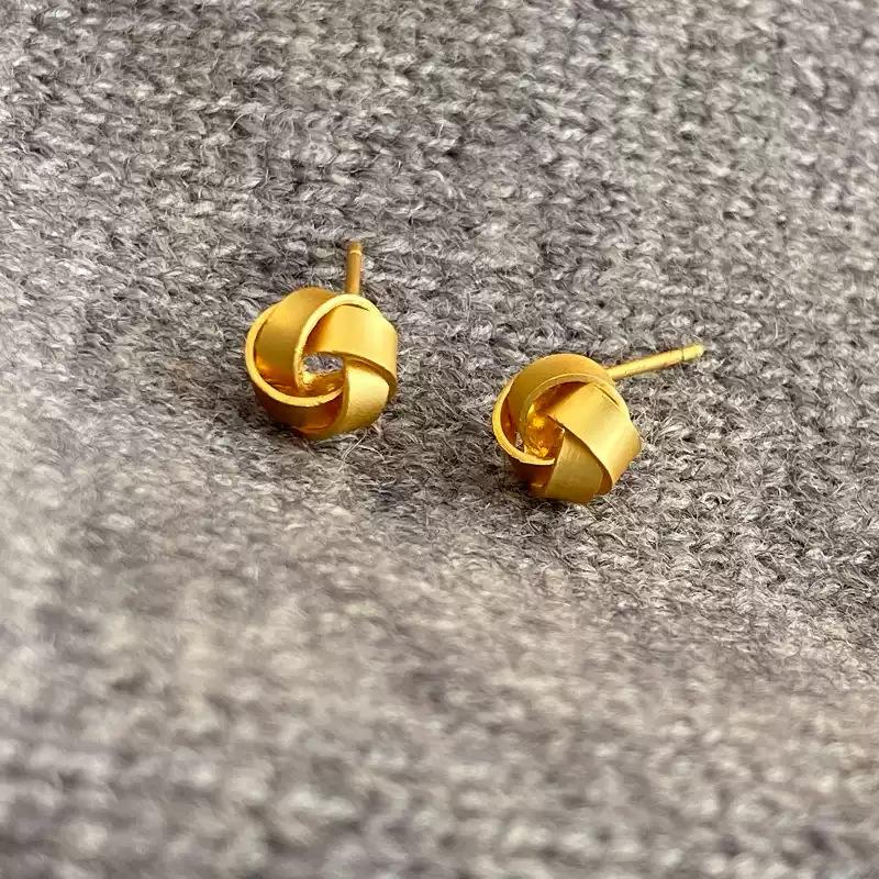 Light Luxury Senior Sense of Simplicity Winding Earrings Retro Compact Matte Gold Exquisite Unique Niche Vintage Ladies Accessories Elegant Jewelry