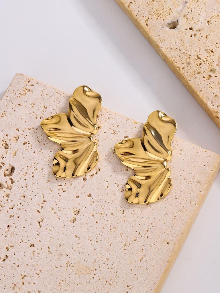 Light luxury earrings temperament niche design feeling maple leaf earrings titanium steel plated 11k gold Internet celebrity electroplated earrings