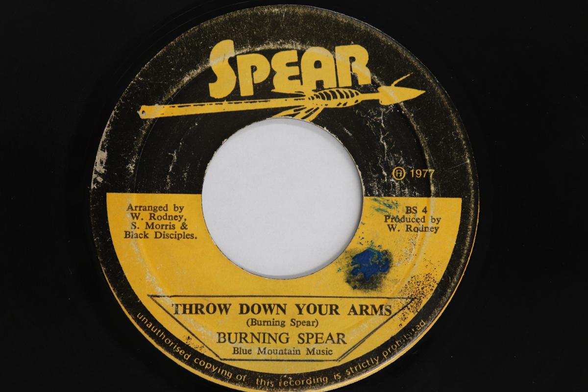 

7-дюймовая пластинка BURNING SPEAR - Сложите оружие / Я тоскую по тебе BS4 Spear 1977 Ямайка Регги, Ска и Даб Подержанная