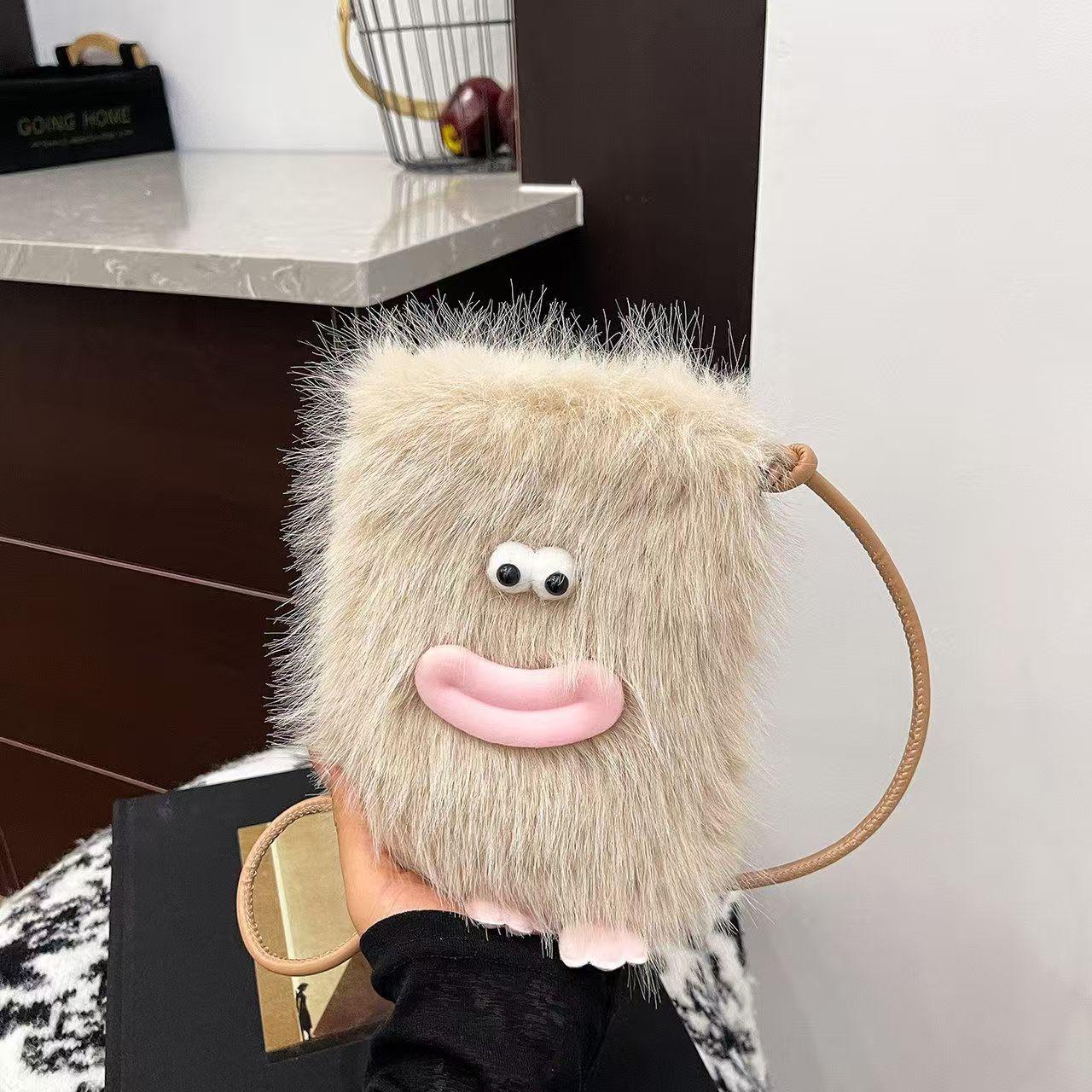 

Летняя сумка кроссбоди из плюшевого меха в мультяшном стиле квирки-уродливая-милая для женщин, 2025 легкие хаки