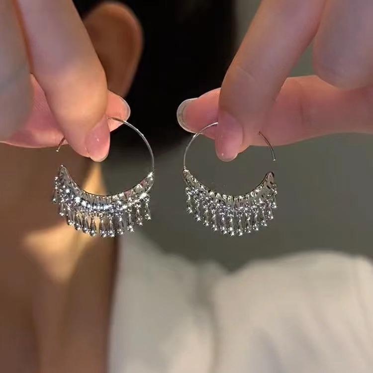 

New Chinese ethnic style fringed geometric earrings women, light luxury niche unique design sense circle stud earrings