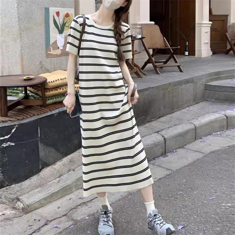 Contrasting stripes knitted short-sleeved t-shirt dress women's summer new loose and thin age-reducing straight casual long dress