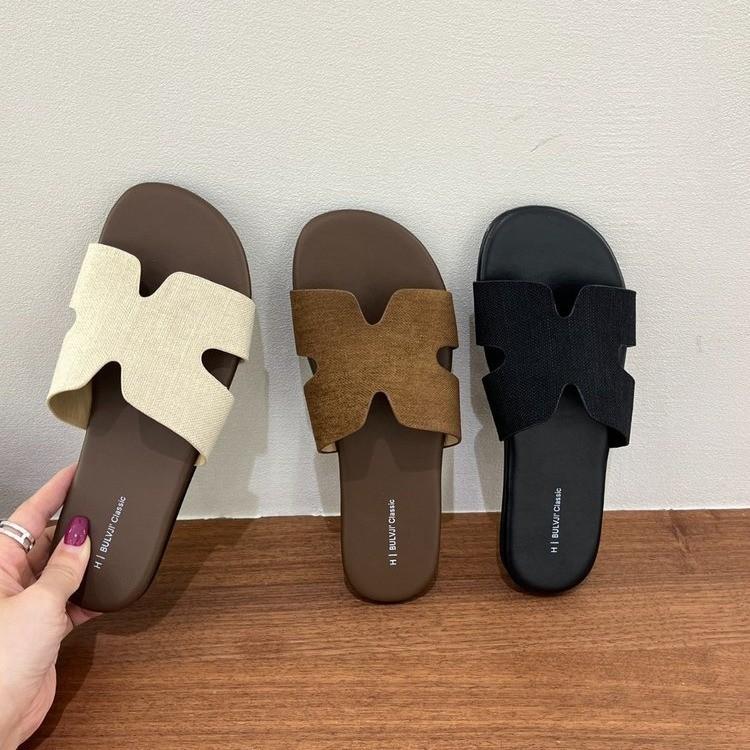 One-word slippers, fashionable and versatile flat-bottomed tourist beach 2025 summer new seaside simple and cool slippers