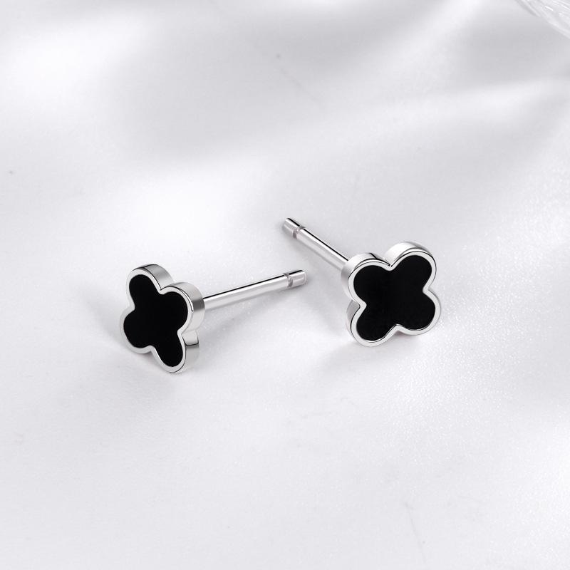 Clover Enamel Stud Earrings: Women's Korean Cold Style Small Flower Mori Student Fashion
