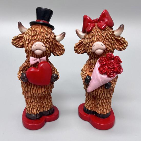Valentine's Day Couple Highland Cow Figurine Holding Rose Love Heart Highland Cattle Resin Statue Wedding Decoration Romantic Gift
