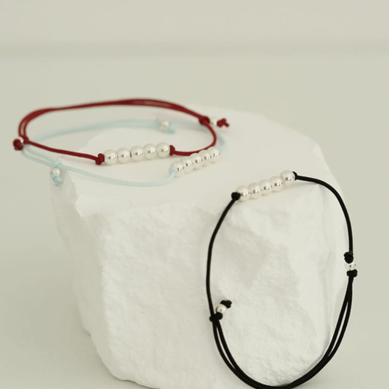 JUDY AND PAUL Leslie Silver Ball Silk Bracelet