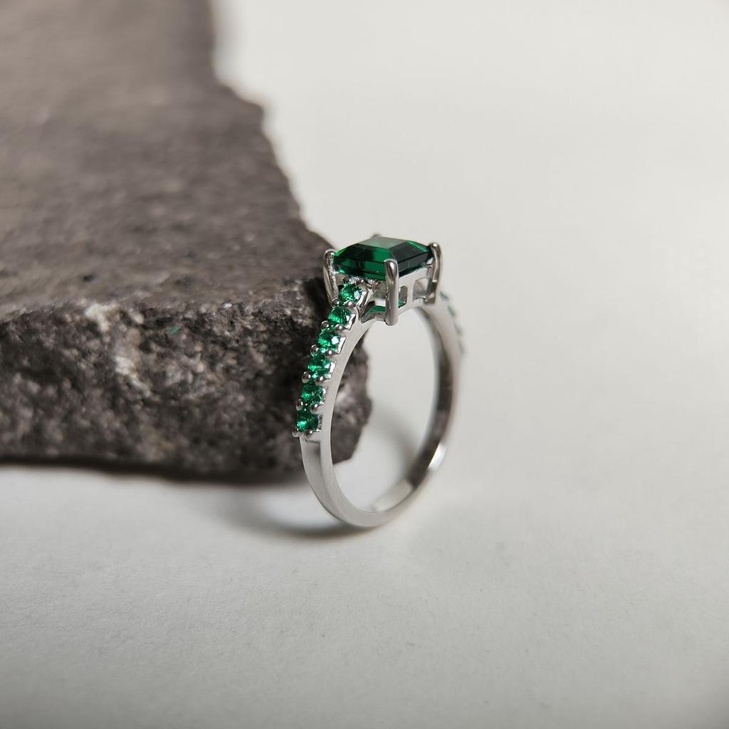 Silver Ring with Nano Emerald, Item Weight 2.45 G (2197393)
