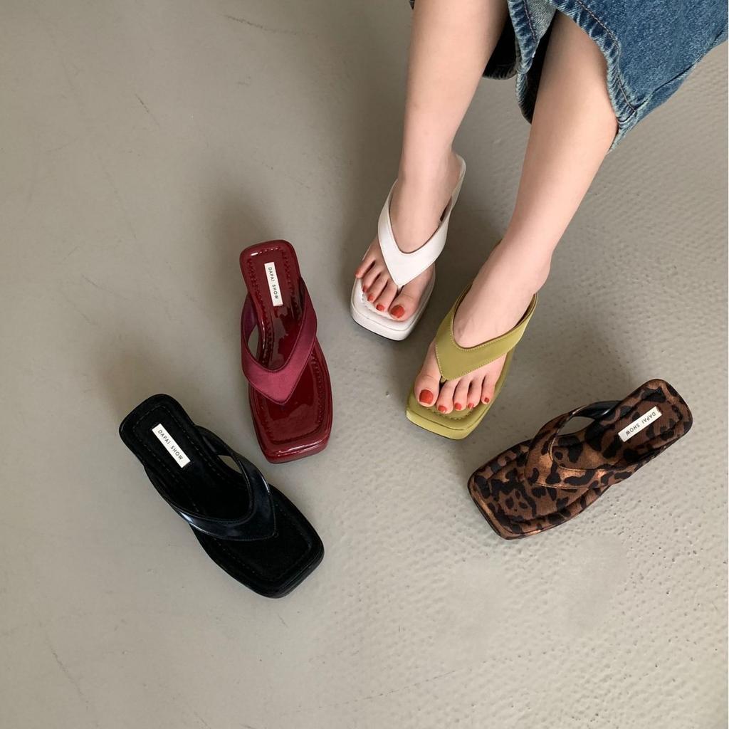 Versatile flip-flops toe slippers women's 2025 summer new European and American square head Internet celebrity sexy slope heel square head cool sl