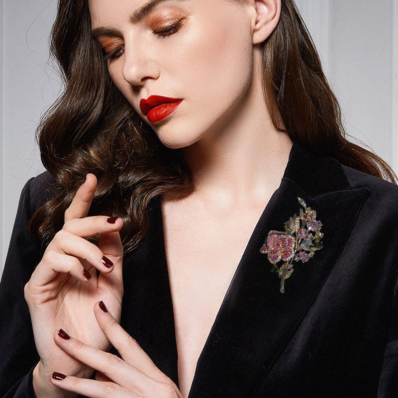 

Exquisite Vintage Rose Zircon Flower Brooch for Women - Luxurious, Elegant, High-End Corsage розовый