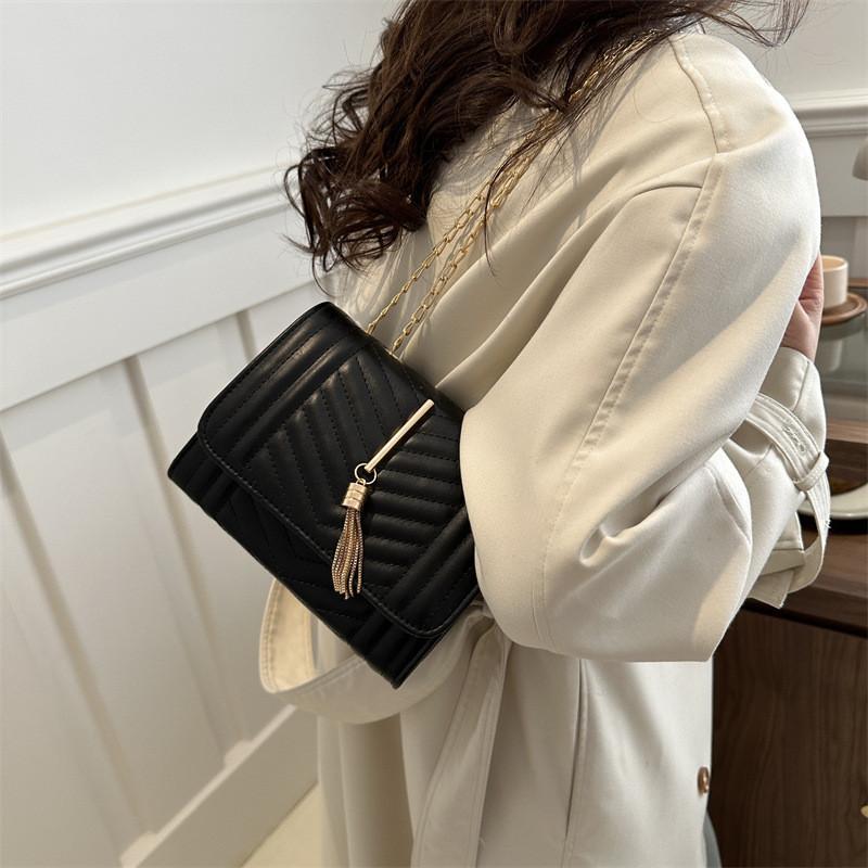 Stylish And Minimalist Women's Crossbody Bag With Trendy Chain Detail For Casual Use