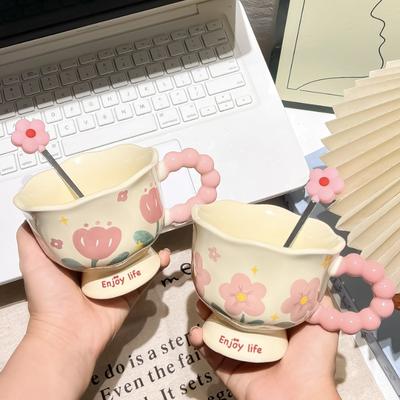 Elegante Tasse mit Blumenmuster Haushalts-Keramiktasse Exquisite Wasserbecher Geburtstagsgeschenk für Mädchen Souvenir Kaffeetassen für Frühstück Milch