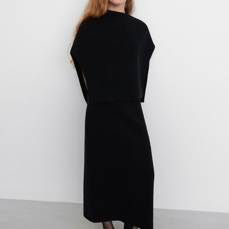 EMBRACE COLLECTION Super Fine Merino Asymmetric Neck Cape_Black