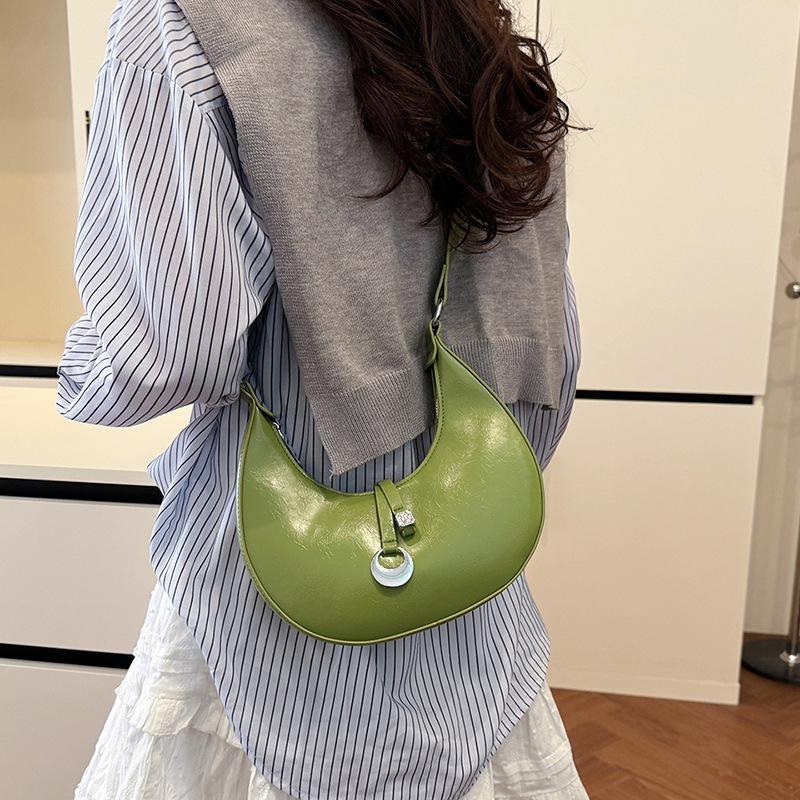 Simple and fashionable shoulder handbag 2025 spring new niche high-end commuter underarm bag Korean crescent bag