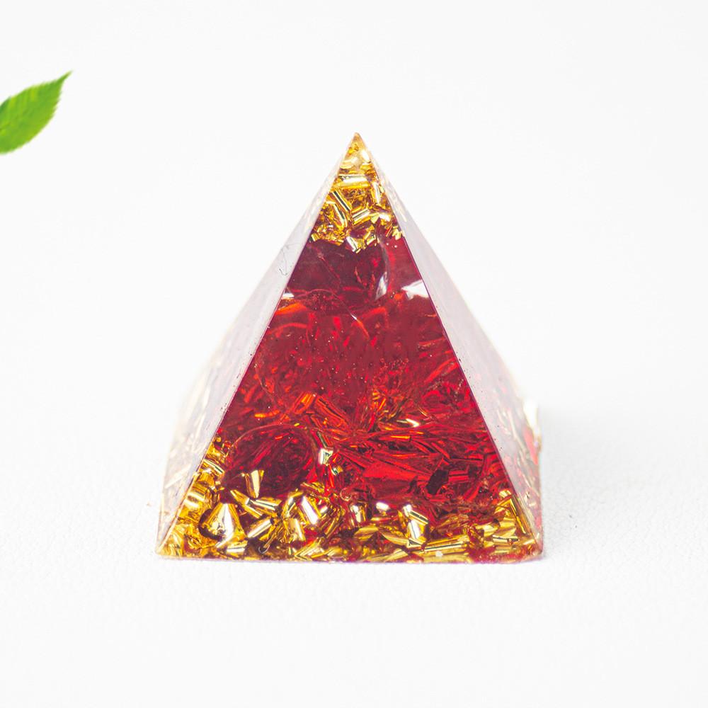 Figurka pyramidy z křišťálové pryskyřice s přírodními krystaly ve tvaru kapky vody pro darování a domácí dekoraci