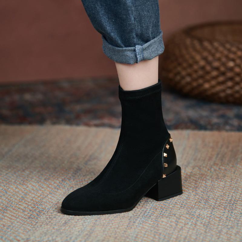 

Осенне-зимние замшевые низкие ботильоны с круглым носком, резиновой подошвой, большого размера, женские ботинки, корейская версия, рукав, средний каблук, черные, квадратный каблук, короткие ботинки 39