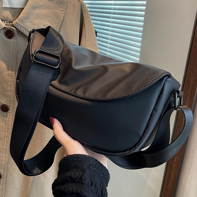 

Большая вместительная сумка женская сумка 2024 осень и зима новый модный нишевый дизайн ретро премиум текстура сумка через плечо нагрудная сумка чёрный