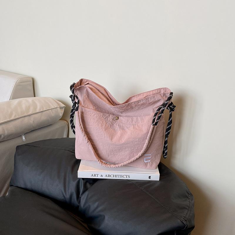 

New messenger bag women s commuter cloth bag light waterproof nylon bag large capacity student class solid color messenger bag