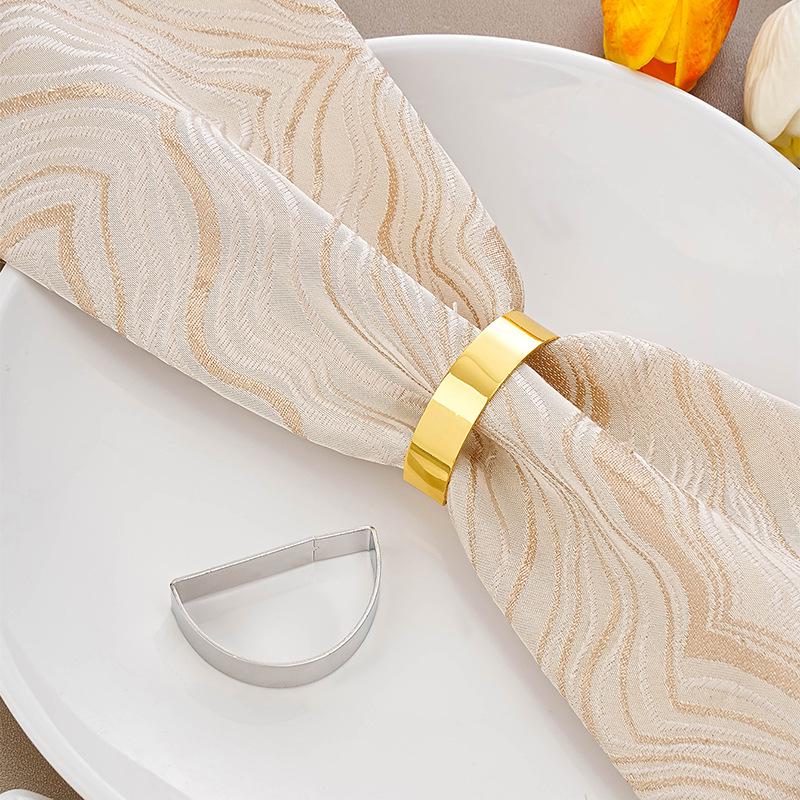 Anneau de serviette en métal semi-circulaire lisse - Décoration de table élégante en forme de D pour hôtels