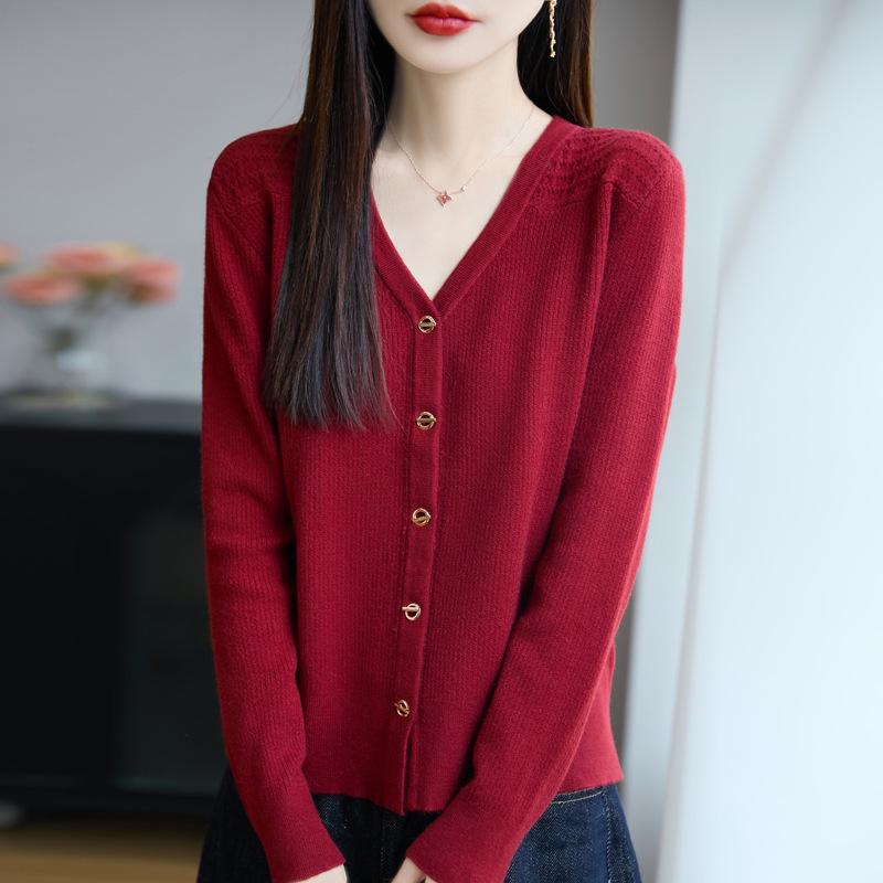 

**Женский кардиган из бархатного трикотажа с V-образным вырезом большого размера - Коллекция Осень 2025** Large вишня/красный