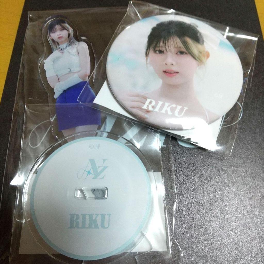 [USED] NiziU Riku Badge & Acrylic Stand