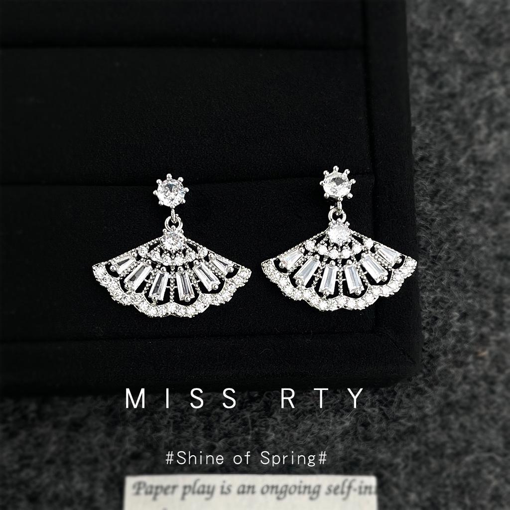 "Ci Mu Er Er" Retro Chinese Style Fan Earrings - Artistic Zirconia Earrings for Women, Light Luxury.
