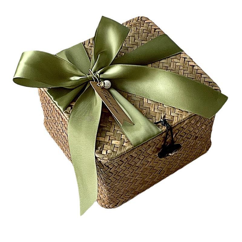 Handgefertigter blauer Geschenkkorb aus gewebtem Rattan mit Deckel