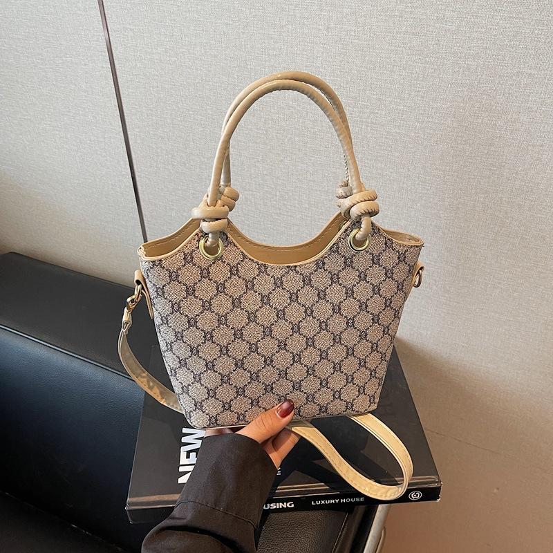 European and American Shoulder Bag Oblique Span Bag 2025 New Trend Versatile Bucket Bag French Retro Underarm Women's Bag