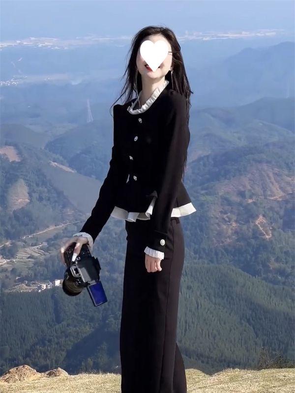 Schwarzes Damenoberteil mit Stehkragen, das den Bauch bedeckt - Mode Frühling/Herbst 2025