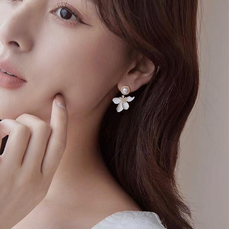 Silver needle white lily stud earrings special design sense flower popular earrings women's niche French style earrings
