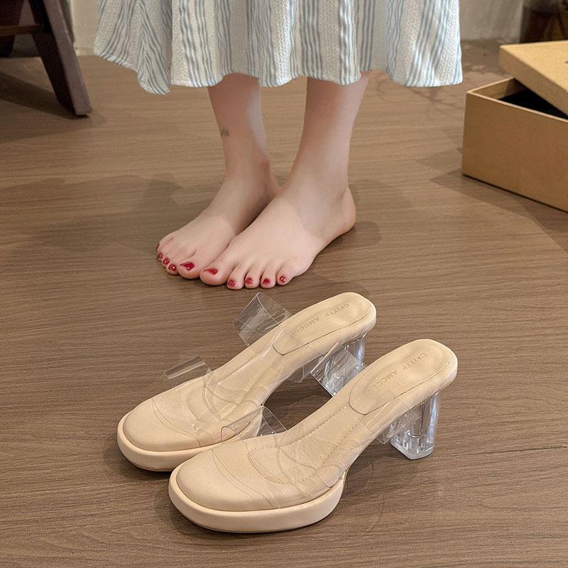 Auf Scheiße treten, Gefühl dicksohlig, wasserdicht, Tisch transparent, Wort mit hochhackigen Sandalen, Frauen tragen Kristallabsatz, dickabsatzige coole Hausschuhe in