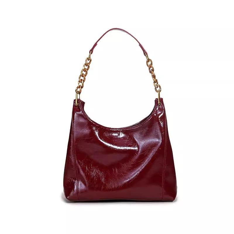 

Красная сумка излучает изысканность для женщин. Сверкающая кожаная сумка под мышкой подходит для повседневного использования в качестве сумки через плечо для свадьбы.