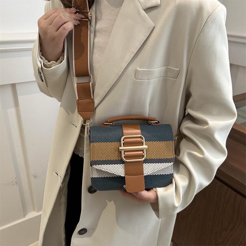 2025 new fashion shoulder bag niche design portable small square bag women's bag winter foreign style messenger bag