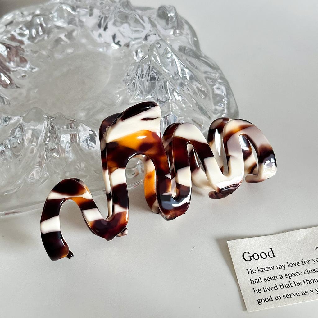 Chic 4mm Acetate Hair Claw For Elegant Hair Styling With A Trendy Fall 2024 Aesthetic