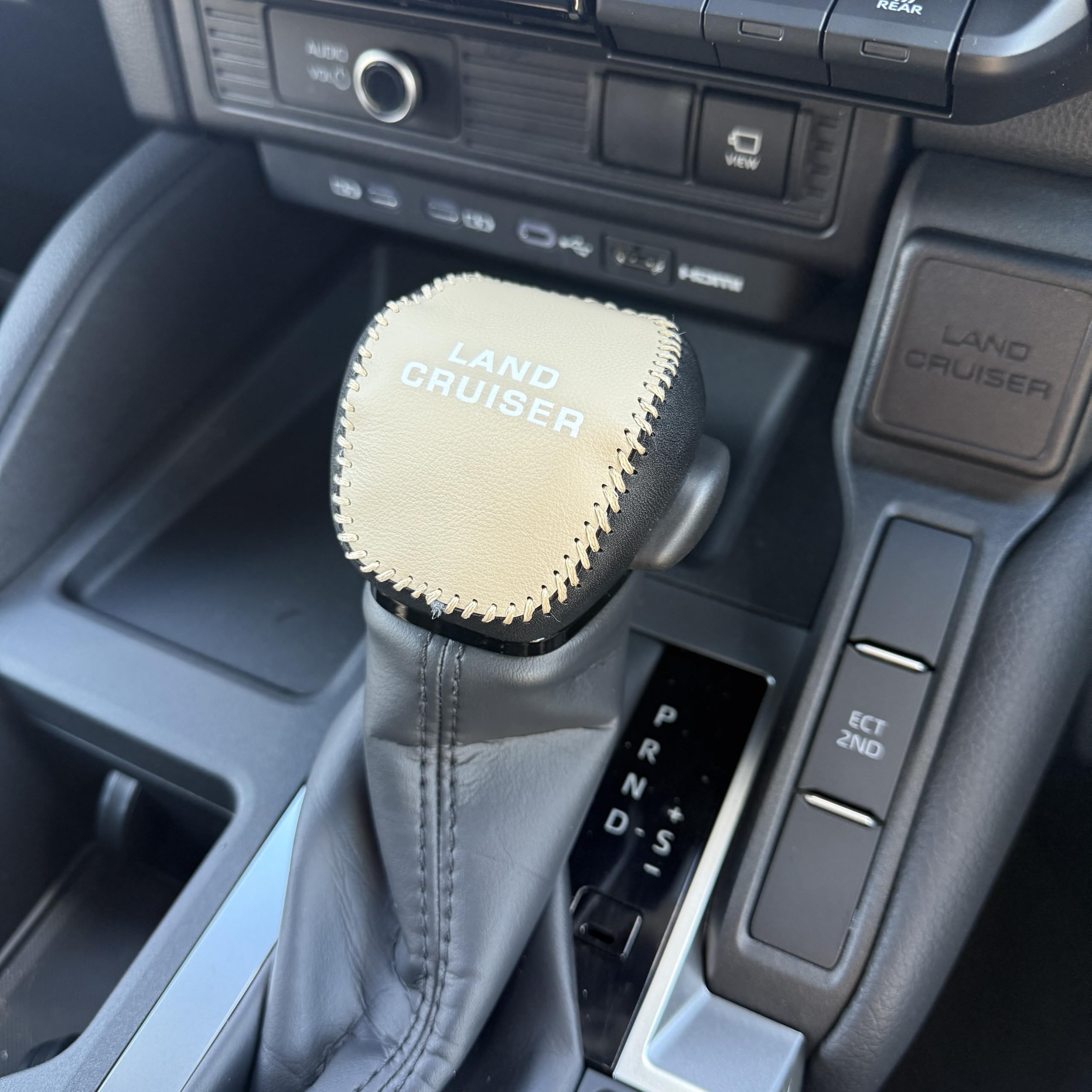 

MASUYA Эксклюзивный чехол на ручку переключения передач для новой серии Land Cruiser 250, кожаный чехол с логотипом для защиты рычага переключения передач, детали для кастомизации интерьера, легкая установка бежевый